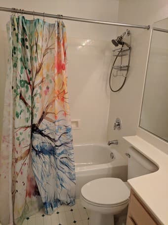 Room with private bath in huge Pacifica home, ocean view, month to mon 2