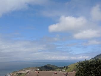Room with private bath in huge Pacifica home, ocean view, month to mon 3