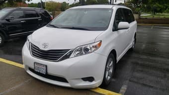 2012 TOYOTA SIENNA LE White 1