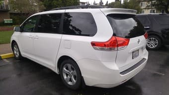 2012 TOYOTA SIENNA LE White 2