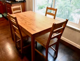 Dining Table and 4 chairs 1