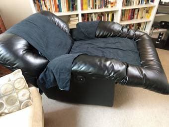 Black electric recliner in good condition 3