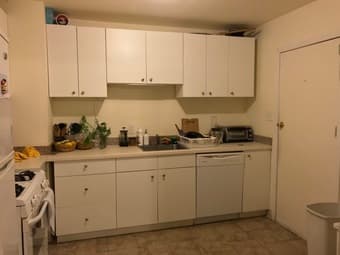 Room in 3BR w/two male professionals near IKEA/Amazon/101 exit 403B 3