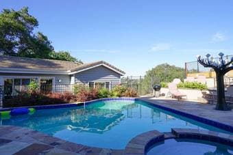 Room in 2br poolhouse of Tech-Artist Community Villa in Nature 3