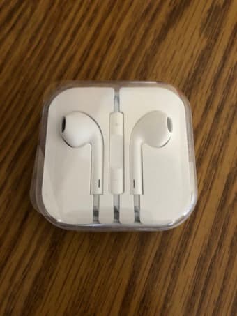 Brand new apple earpods with 3.5mm plug 1
