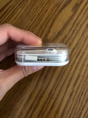 Brand new apple earpods with 3.5mm plug 2