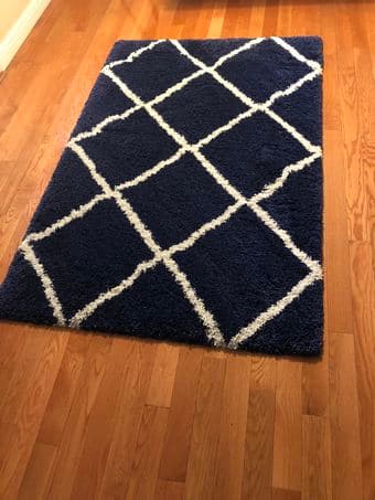 RUG -- Safavieh Navy and Ivory Moroccan Diamond (4' x 6'). Half price. 1