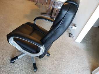 AmazonBasics Classic Leather-Padded Mid-Back Office Chair with Armrest 3