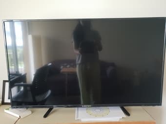 TV 39 inches with warranty and box 2