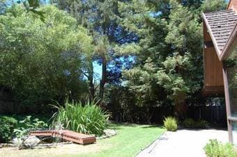 Room in spacious Eichler House w/ large garden 1
