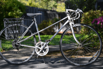25-27" wheel Peugot vintage steel racing bike (incl. chain + basket) 1