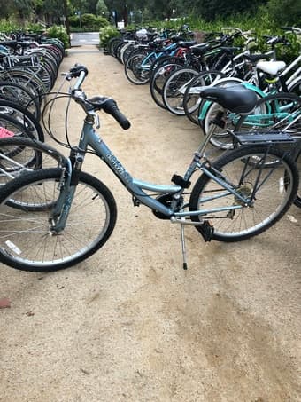 Women’s bike for sale - only contact for pickup today 1