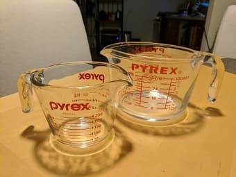 Set of 2 Pyrex measuring cups 1