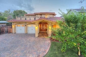 Awesome room in beautiful spanish style house near campus - Sept 3