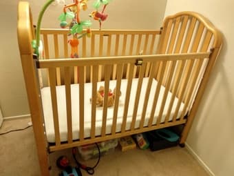 Simmons Crib for sale （婴儿床出售） 2