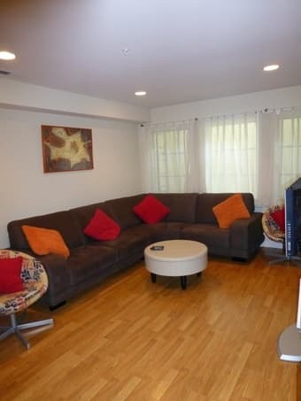 Private room/bathroom walking distance to Stanford - Female only 3