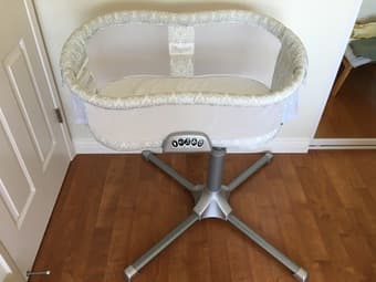 HALO Bassinest Swivel Sleeper + insert + bamboo fitted sheets 1