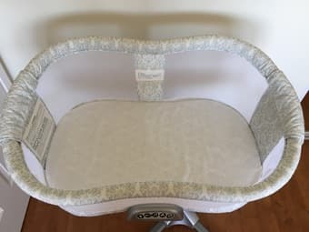 HALO Bassinest Swivel Sleeper + insert + bamboo fitted sheets 3