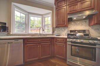 Awesome room in beautiful spanish style house near campus - Sept 3