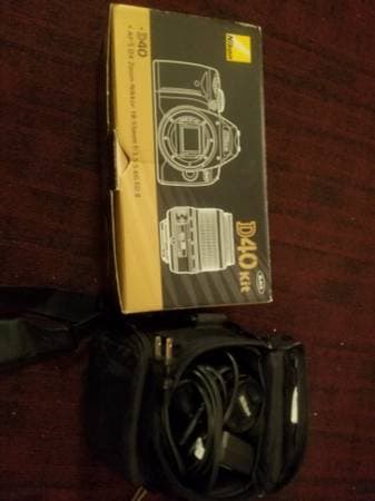 Nikon D40 6.1MP Digital SLR Camera Kit with 18-55mm f/3.5-5.6G ED II A 1