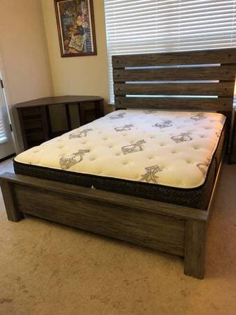 Like New Entire Queen Bed Set 1