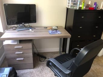 Office desk with drawers / Office Chair 1
