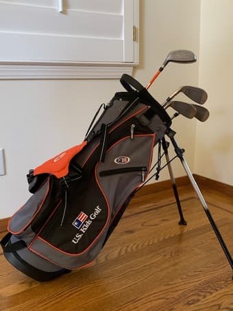 FS: Near new golf clubs for kids (5 clubs + bag, right handed, 7-9 yo 3