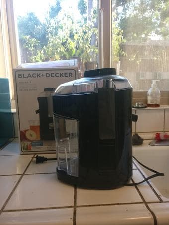 Black + Decker 400W Fruit and Vegetable Juicer 1