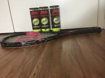 Women’s tennis racket, barely used with tennis balls 1