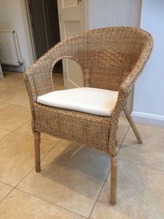 Cute wicker chair! 1