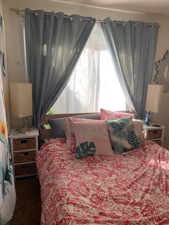 Room with a private bath available in 4-bed townhouse 1
