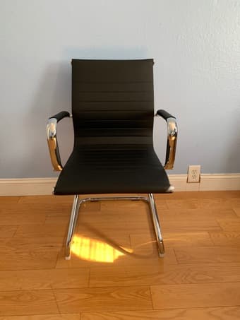 Selling Nice Desk Chair 1