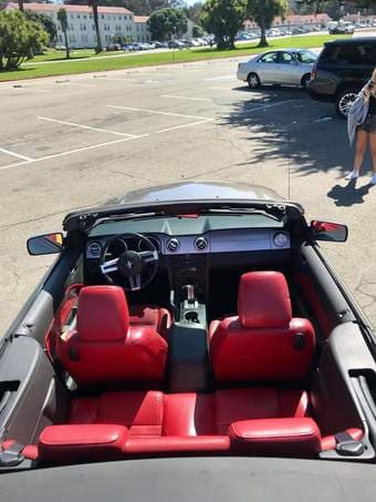 Convertible Ford Mustang 2