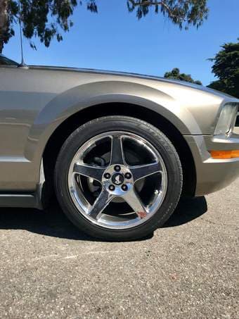 Convertible Ford Mustang 3