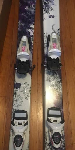 Women's downhill skis with attached bindings 2