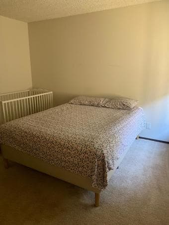 Queen size bed with mattress very clean and in a excellent condition 2