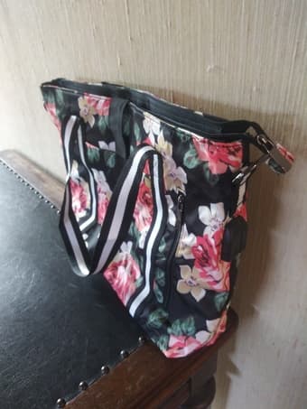 New laptop travel tote bag with USB port 1