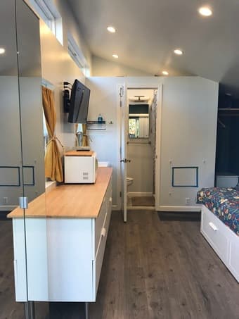 Adorable stand alone pool house with all amenities 2