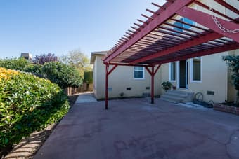 This sunny San Carlos Haus boasts an expansive living/dining space 2