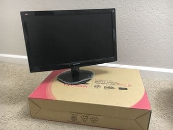 Computer Monitor for sale, size 20'', cables come together 1