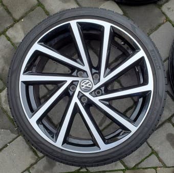 Full set of VW Englishtown wheels 19" with Pirelli P Zero tires 1
