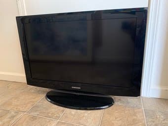 31.5" Samsung TV for sale 1