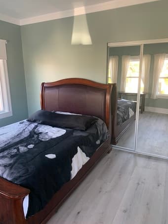 Large bedroom in North Oakland 4