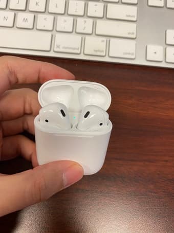 [Used] Apple - AirPods with Charging Case (1st Generation) 1