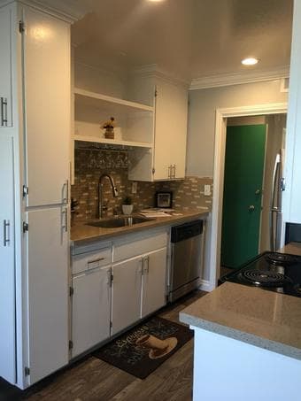 Very convenient Mountain View location, for vegetarian females only!! 1