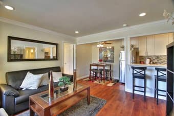 Lease assignment: 2b2b apartment - San Antonio Shopping Center 1