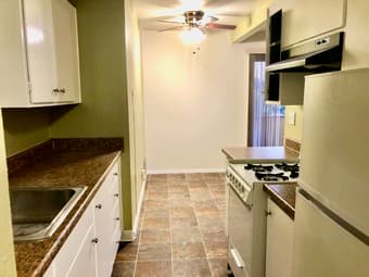 Living room in a 2B1.5B apartment in RWC Downtown 客厅出租 2