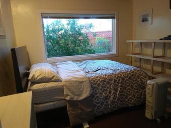 Room w private bathroom in large house, Palo Alto: March 17- April 7 1