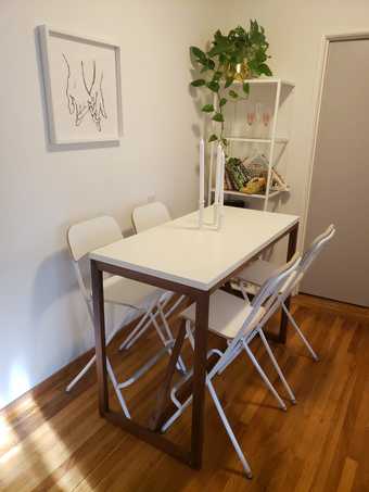 Beautiful wooden high table with 4 white chairs 1