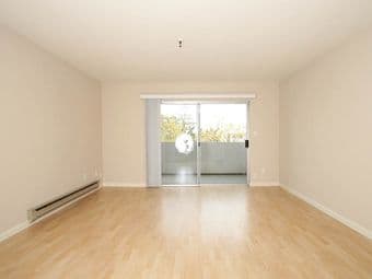 Palo Alto living room w/ private balcony - 12 min bike ride to campus 1
